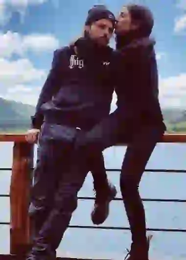 El apoya con todo la relación con Lucas.