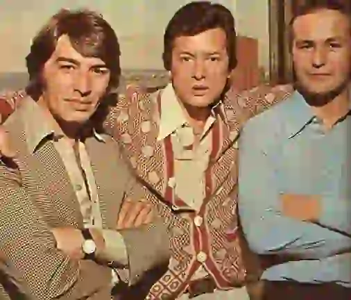 Sandro también falleció en verano. En la foto acompañado por Palito Ortega y Leonardo Favio.