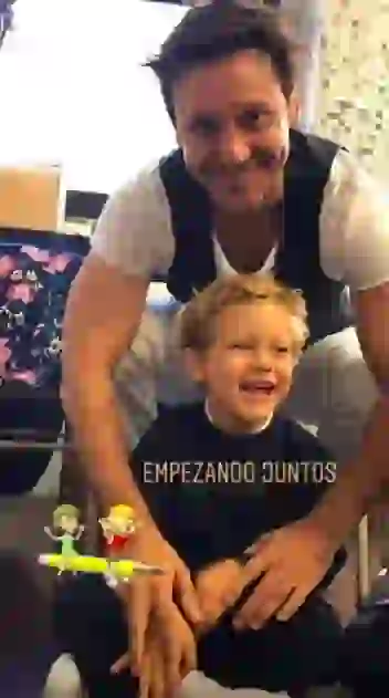 El fin de semana los niños suelen acompañar a su papá al teatro.