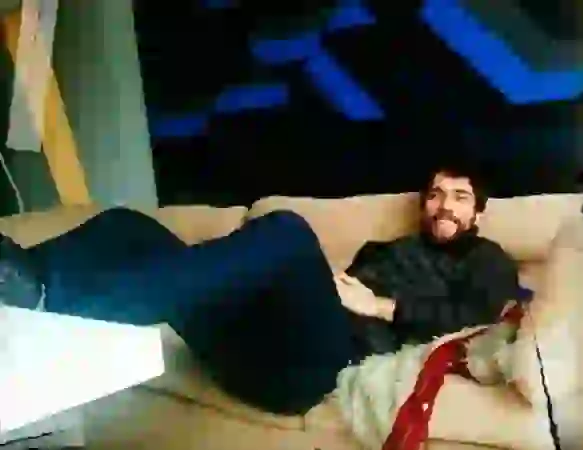 El es Mariano, quien viajó a Miami para conquistarla.