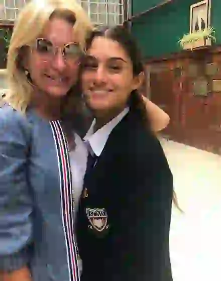 Lola ya trabaja para una reconocida agencia de modelos.