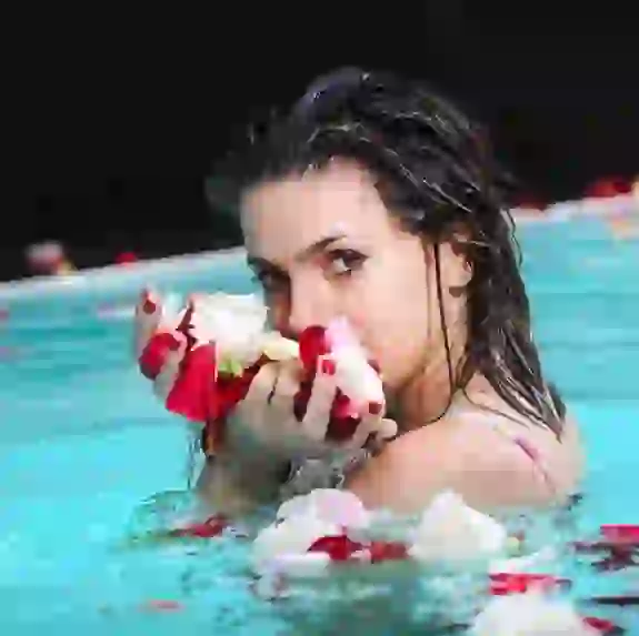 Natalie se hizo un desgastado de puntas y apostó al flequillo recto.