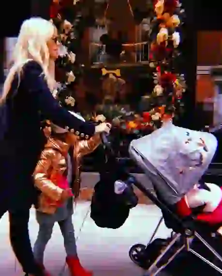 La China viajó con sus hijas a los Estados Unidos.