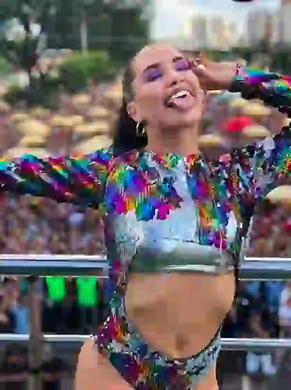 Lali bailó y cantó Caliente.