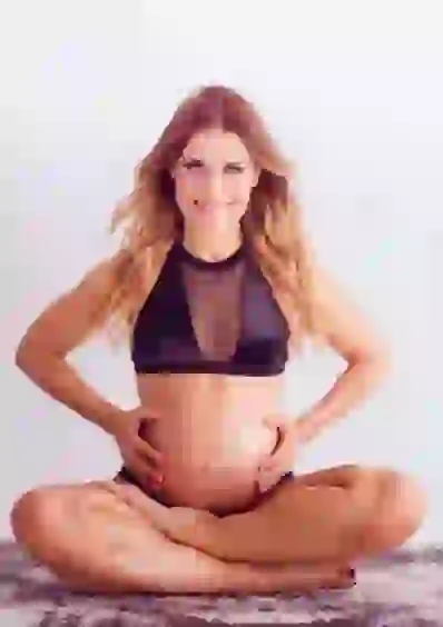 Mariana dará a luz en un mes a una bebita.