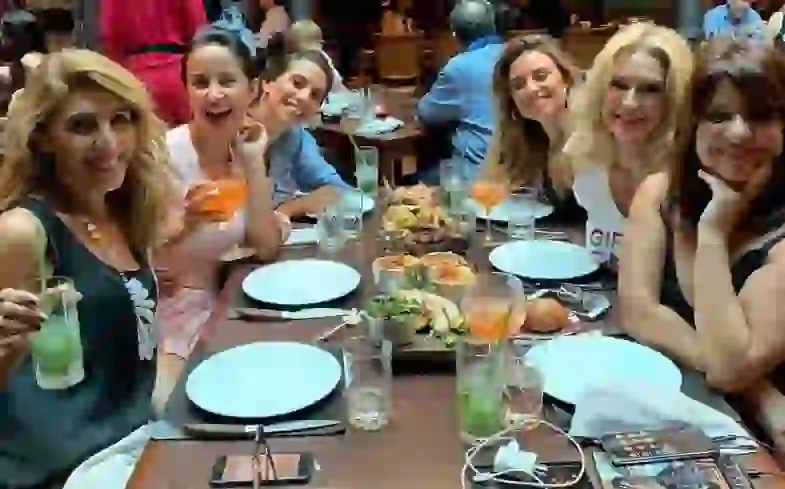 Las chicas fueron a comer y Evelyn no salió en la foto.