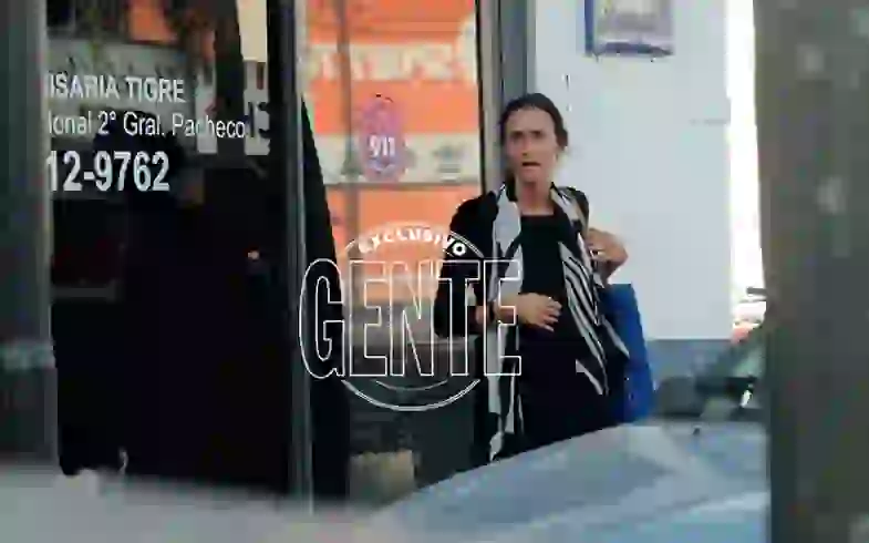 Federica Pais en la comisaría visitando a su hijo. Crédito: Revista Gente.