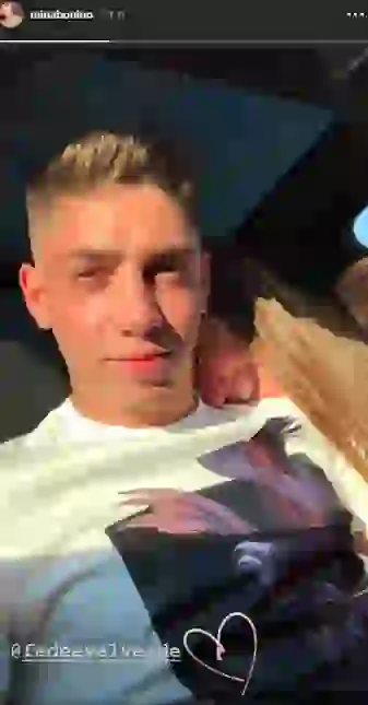 Mina está en pareja con un jugador uruguayo que la rompe en el Real Madrid.