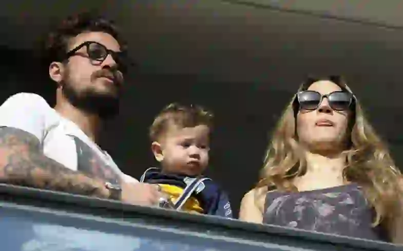 El ex futbolista y la bailarina se tiran de los pelos con Momo en el medio.