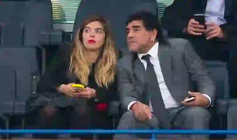 Diego le envió a Dalma un peluche y una caja de bombones.