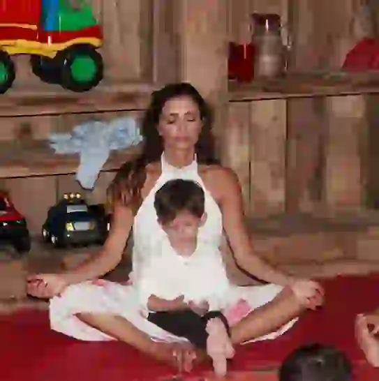 Los chicos comieron comida saludable y recitaron mantras.