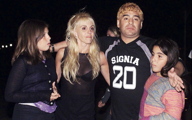 Diego Maradona junto a Claudia, Dalma y Gianinna