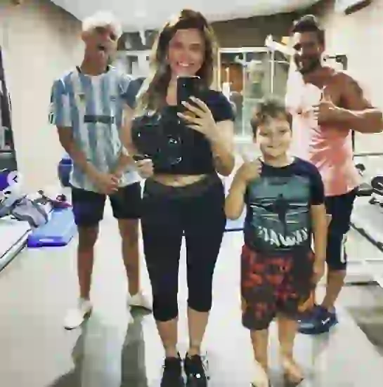 Naza está acompañada por toda su familia.