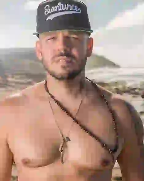 La nueva novia de René es una joven modelo que vive en Nueva York.