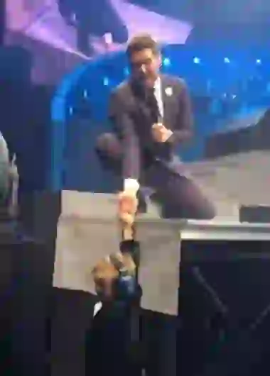 Noah quisó saludar a su papá en pleno concierto