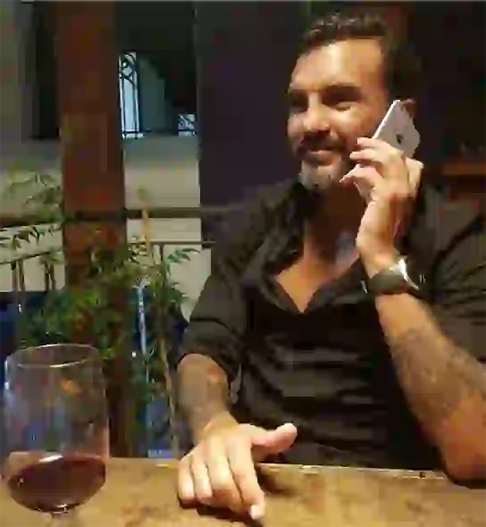 El jugador de Vélez luce enojadísimo.