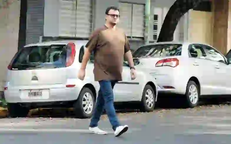 El cocinero se cuida mucho con caminatas.