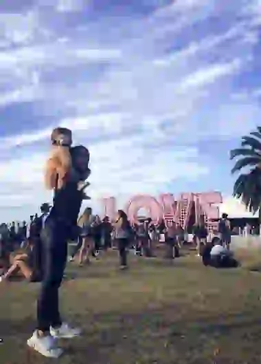 Madre e hija disfrutando del festival