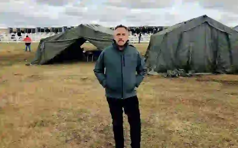 Lerner cantó una emotiva canción en las islas.