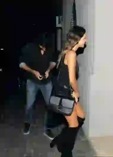 Sonrisas y complicidad al ingresar a su casa.