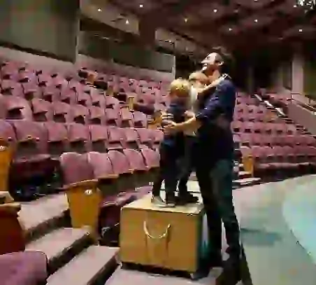 Pampita describió a Vicuña como un papá muy presente.