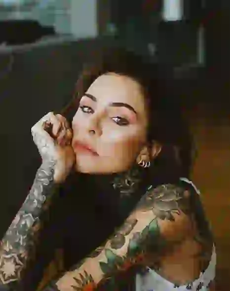 Candelaria se tatuó el rostro por segunda vez.