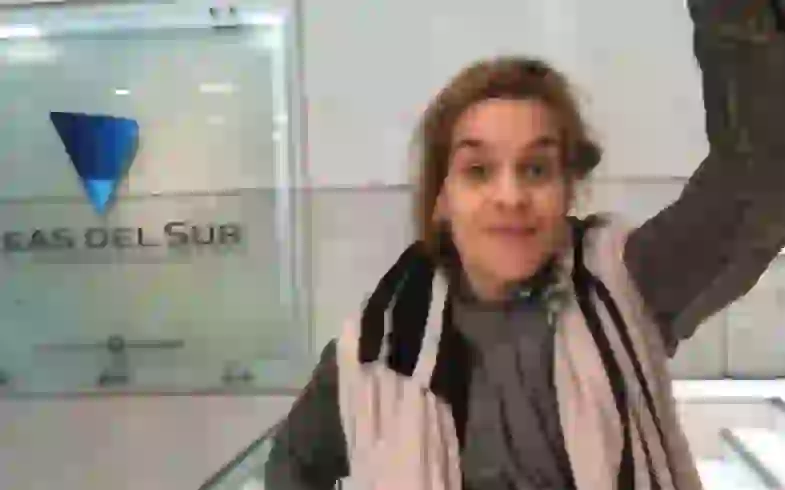 Leticia ingresando al edificio de Ideas del sur. Crédito: Rating Cero.