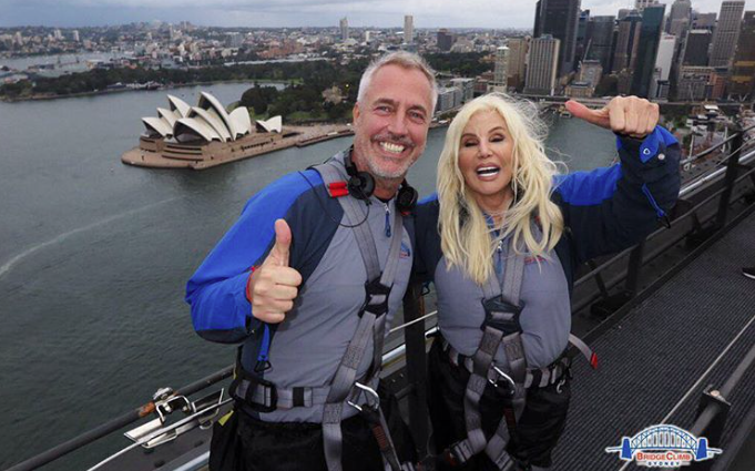 Marley y Susana sobre el puente más alto del mundo