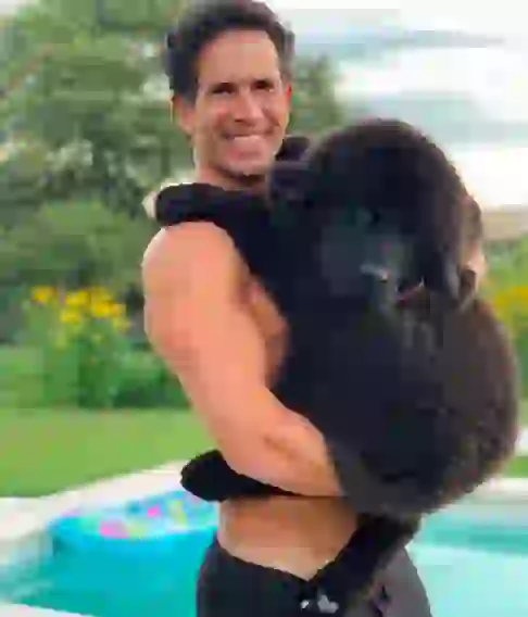 Diego hace pis en la calle con su perro.