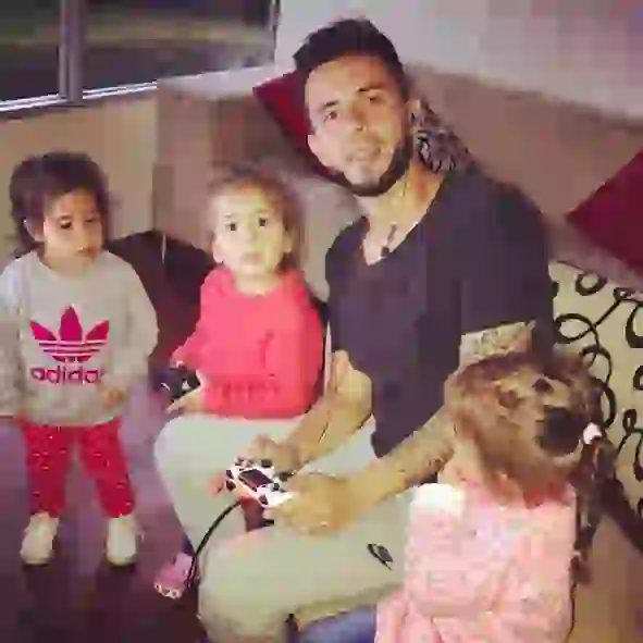 Matías está en Grecia jugando al fútbol.