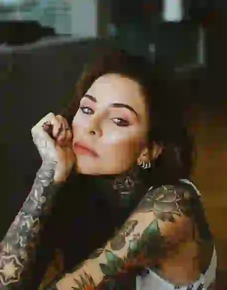 Candelaria posó con una serpiente para promocionar su nuevo disco.