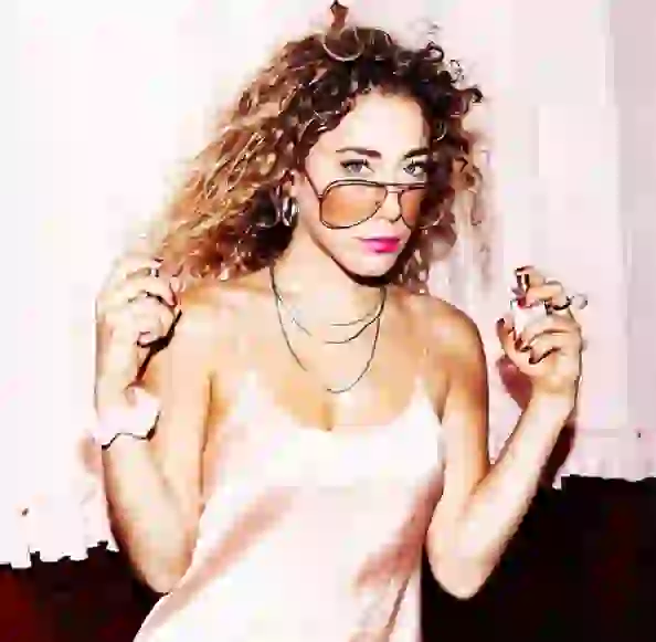 Anita conoció a un actor porno en NYC y la tentó para que se uniera a la industria.