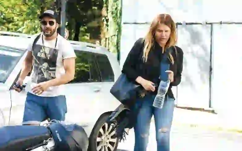 Santiago no la deja ni a sol ni sombra. 