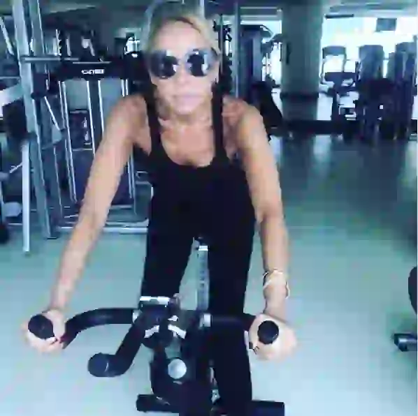 La bici fija es otro de sus placeres.