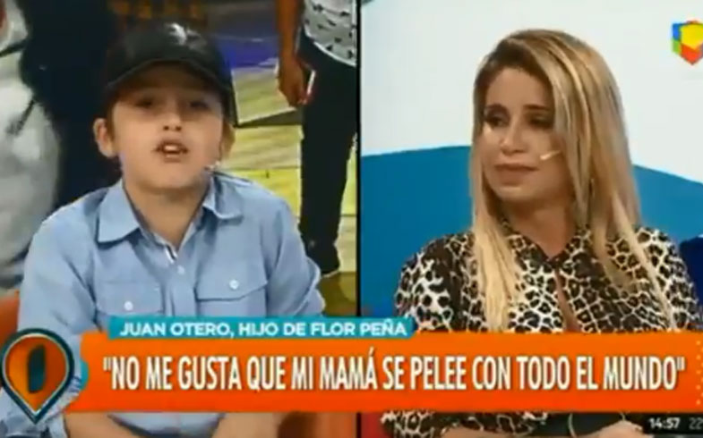 Flor Peña pasó un momento incómodo con su hijo en Intrusos. 