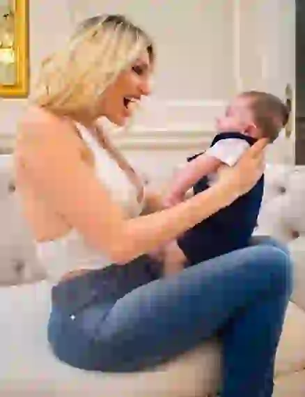 Vicky lució su nuevo cabello rosa en el cumplemés de su hijo.