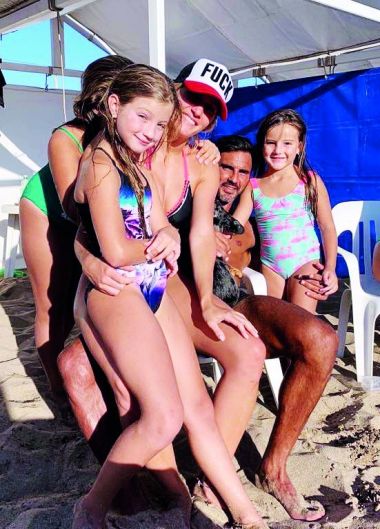 Mica Viciconte y Fabián Cubero junto a las hijas de la modelo