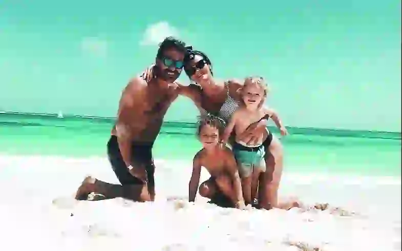 Pedro Alfonso y Paula Chavés junto a sus hijos