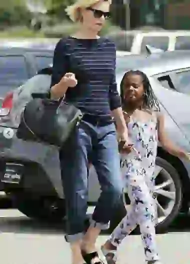 Charlize Theron junto a Jackson, su hija transgénero