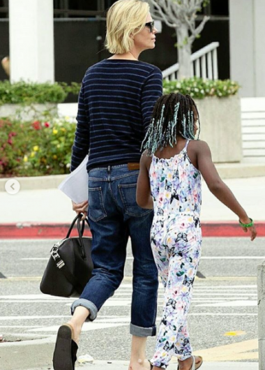 Charlize Theron junto a Jackson, su hija transgénero