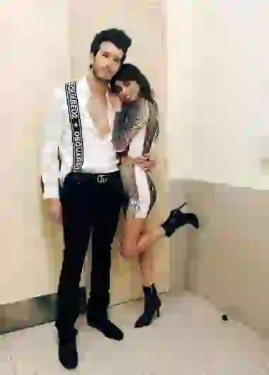 Los besos entre ellos dieron que hablar.