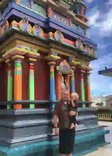 Con el templo hindú de fondo, Mirko y Marley