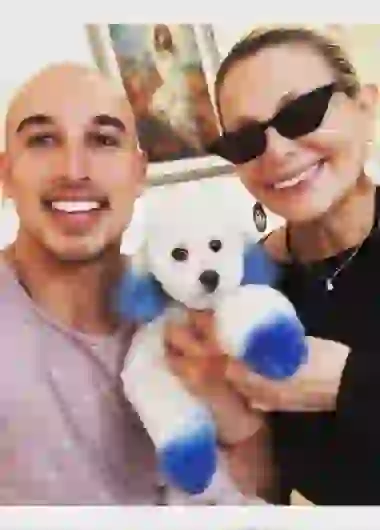 El peluquero y Carmen recibieron palos por todos lados.