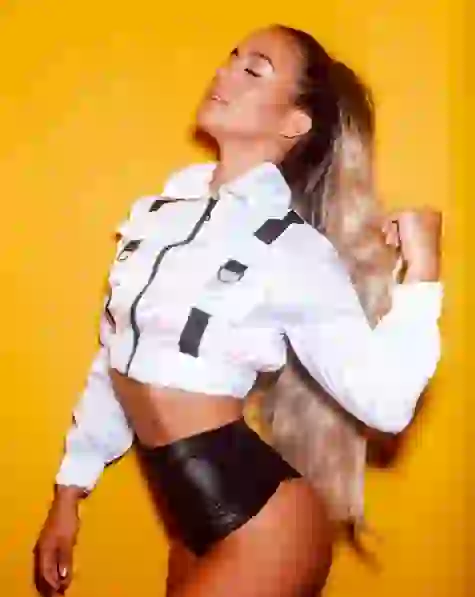 Flor se cortó el cabello, ahora le llega hasta la altura de los hombros.