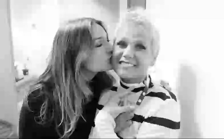 La mamá la apoya en todos sus movimientos.