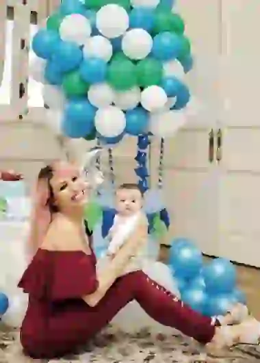 Vicky no se separa de Salvador Uriel.