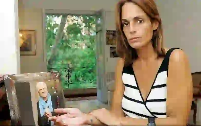 La novia de Denis no le escapa a la polémica.