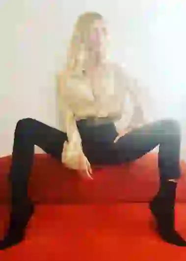 La rubia atacó a su amigo.