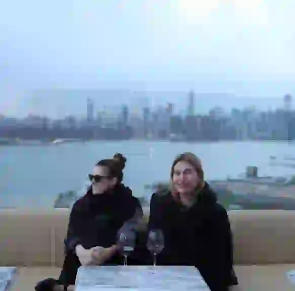 Dolores viajó a la Gran Manzana con su hermana.