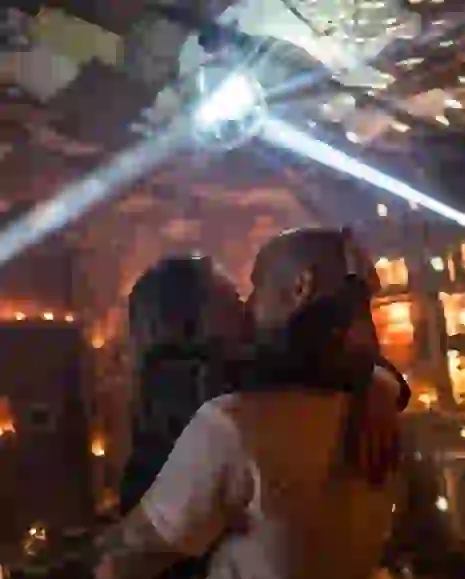 René está de novio con una modelo que vive en Nueva York.